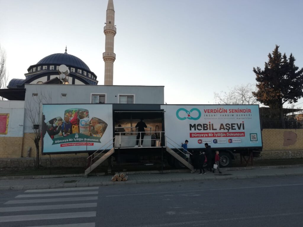 Bağlarbaşı Camii Önünde Ramazan Bereketi: Aşevi Hizmete Başladı