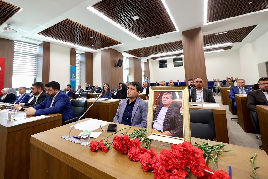 Onikişubat Belediye Meclisi, vefat eden Menderes Akıllı’yı unutmadı