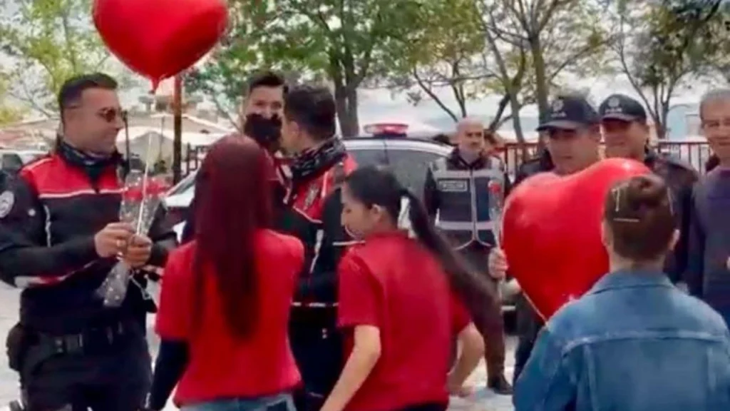 Kahramanmaraş’ta öğrencilerden polislere sürpriz kutlama