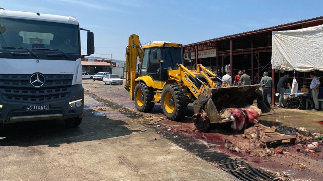 Büyükşehir Belediyesi,  kurban kesim alanları ve çevreye rastgele bırakılan hayvansal atıkları toplayarak hem kent estetiğini sağlıyor hem de kötü kokuların ve haşere oluşumunun önüne geçiyor.