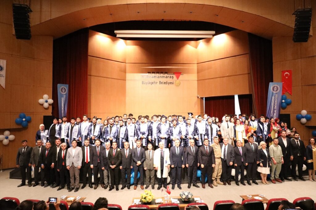 KİÜ Mezuniyet Töreninde Şehitlere Saygı: Kep Atılmadı, Müzik Çalınmadı