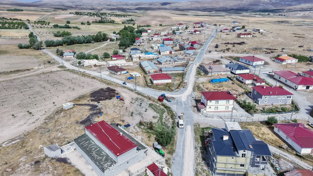 Elbistan Beyyurdu’nda Yollar Büyükşehirle Yenileniyor