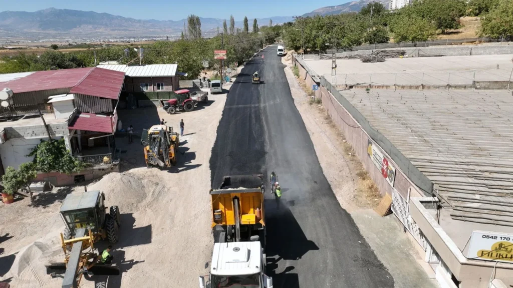 Altyapısı Tamamlanan Akyar TOKİ Yolu Sıcak Asfalta Buluştu