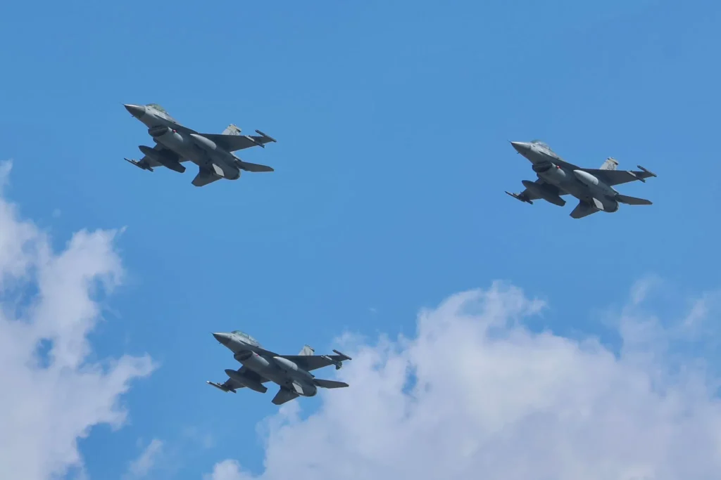 Savaşan Şahinler, Dünyanın En Büyük Türk Bayrağını gösteri uçuşuyla selamladı