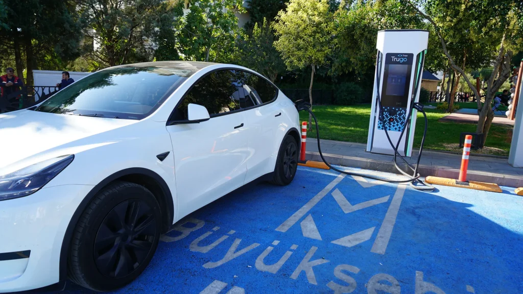 KMBB Enerji’den Yeşil Ulaşım Hamlesi; Araç Şarj İstasyonu Yoğun İlgi Görüyor