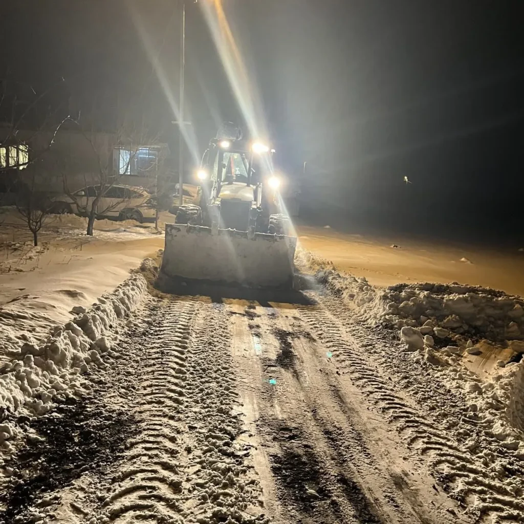 Büyükşehir, Göksun Kırsalında Kar Mesaisini Sürdürüyor