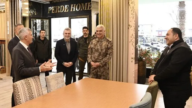 Başkan Görgel ve Vali Ünlüer, Uzunçarşı’da Esnaf ve Vatandaşlarla Bir Araya Geldi