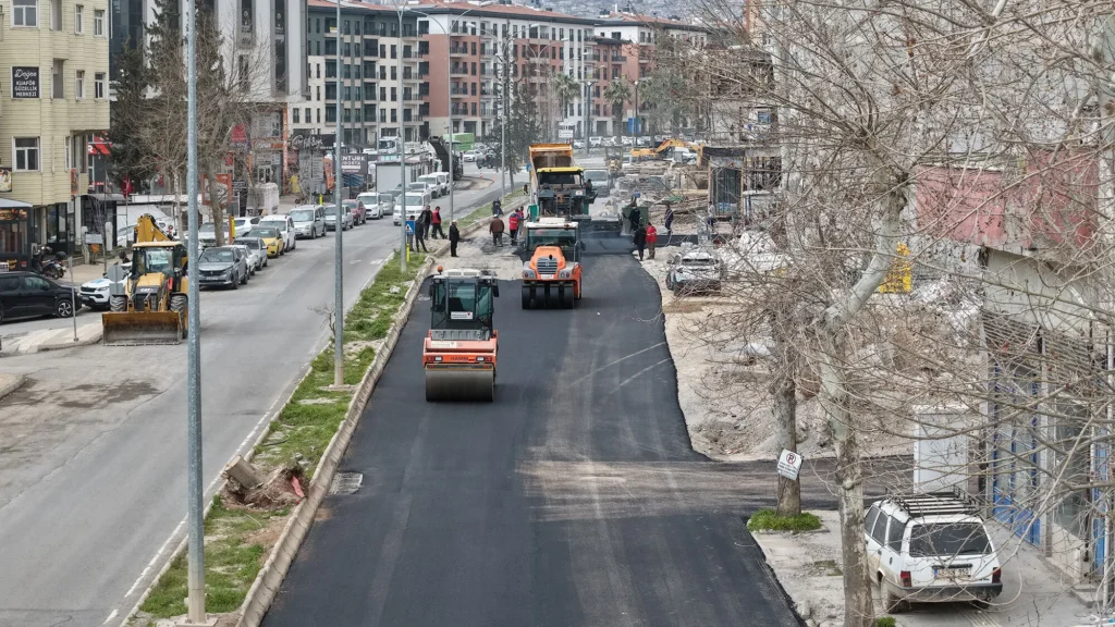 Büyükşehir, Dulkadiroğlu’nda Asfalt Mesaisini Sürdürüyor