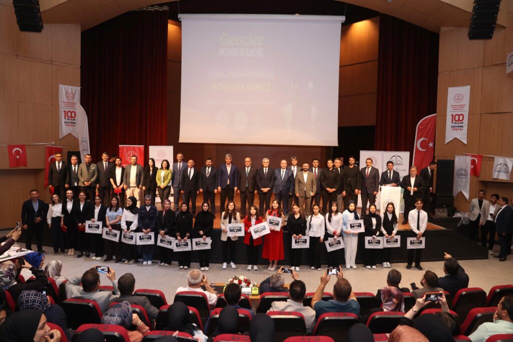 Gençler Kürsüde Projesi İl Finali Yoğun Katılımla Gerçekleşti